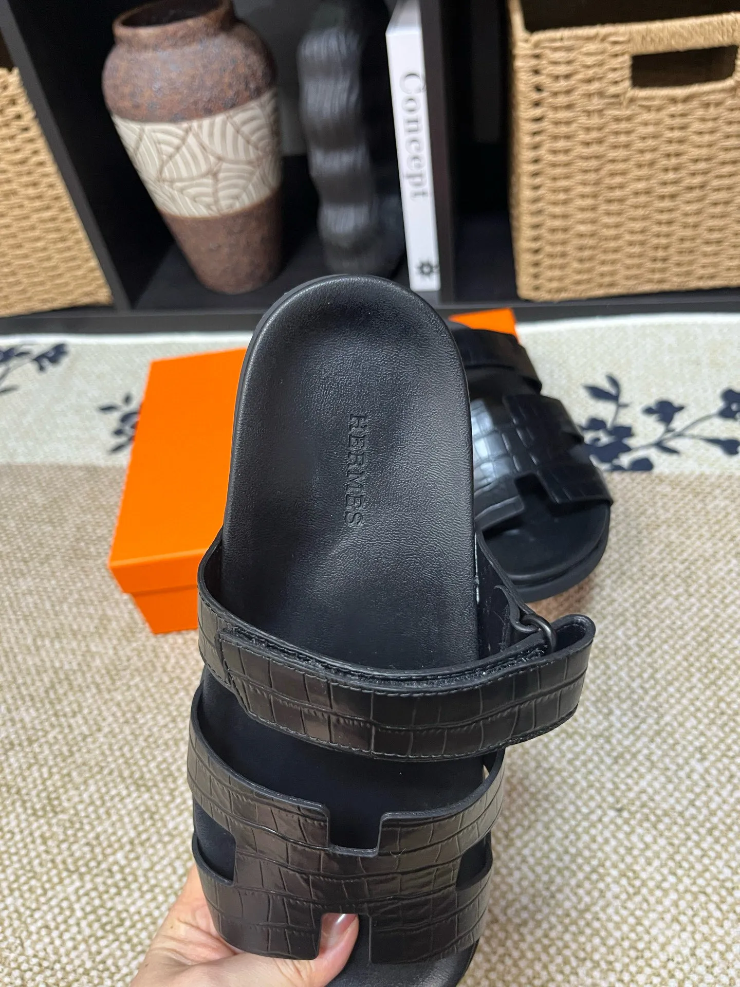 P300 Long-term stock Hermes men’s Kazimir slippers for couples - top quality woven calfskin functional sandals with intertwined uppers inspired by the “H” iconic pattern to create a casual look, perfect for summer. Imported cowhide + cowhide lining + TUP outsole Size: 35-46